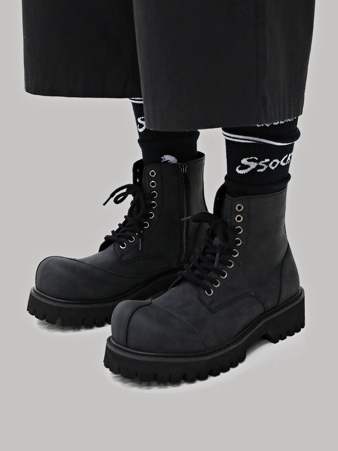 [HANQIAORIJI] Retro Hole-Worn Soled Boots