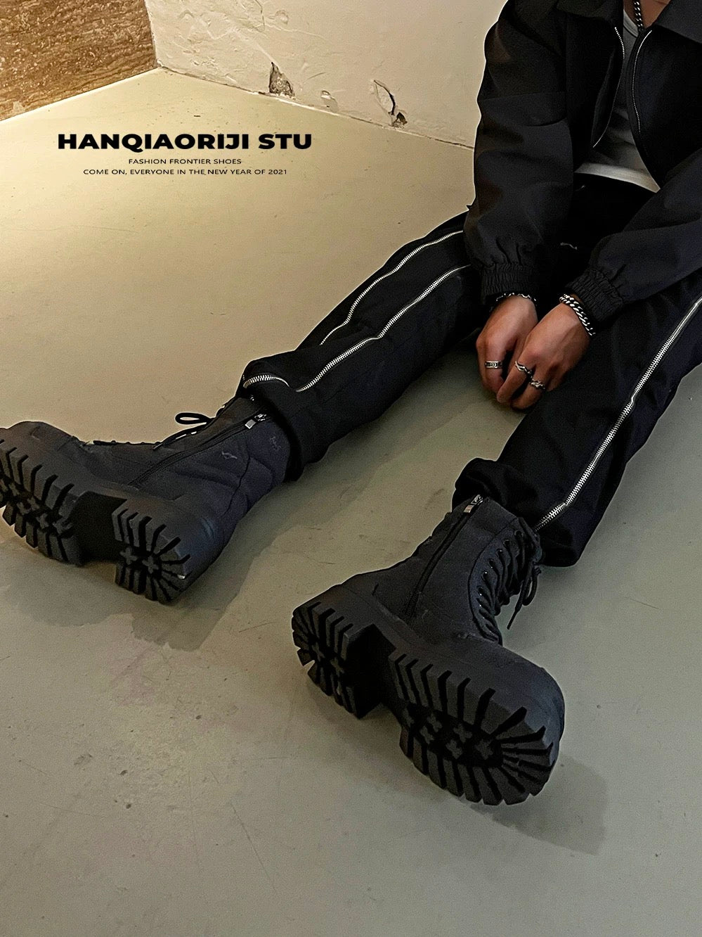 [HANQIAORIJI] Retro Hole-Worn Soled Boots